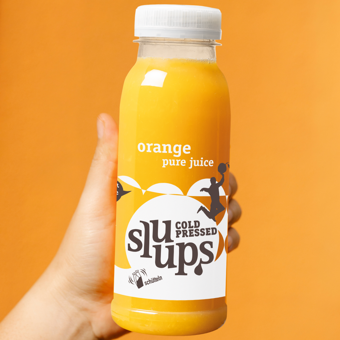 sluups Orangensaft in Hand