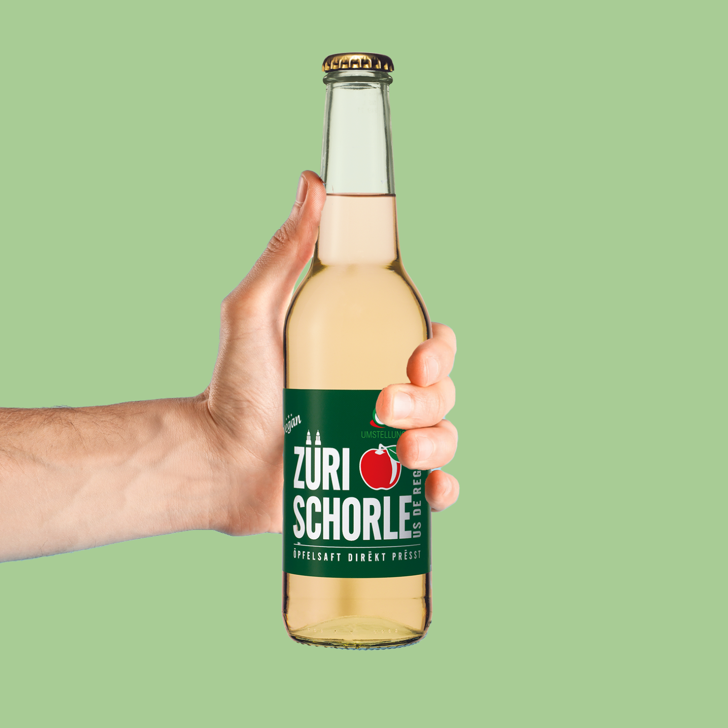 Züri Schorle Glasflasche in Hand